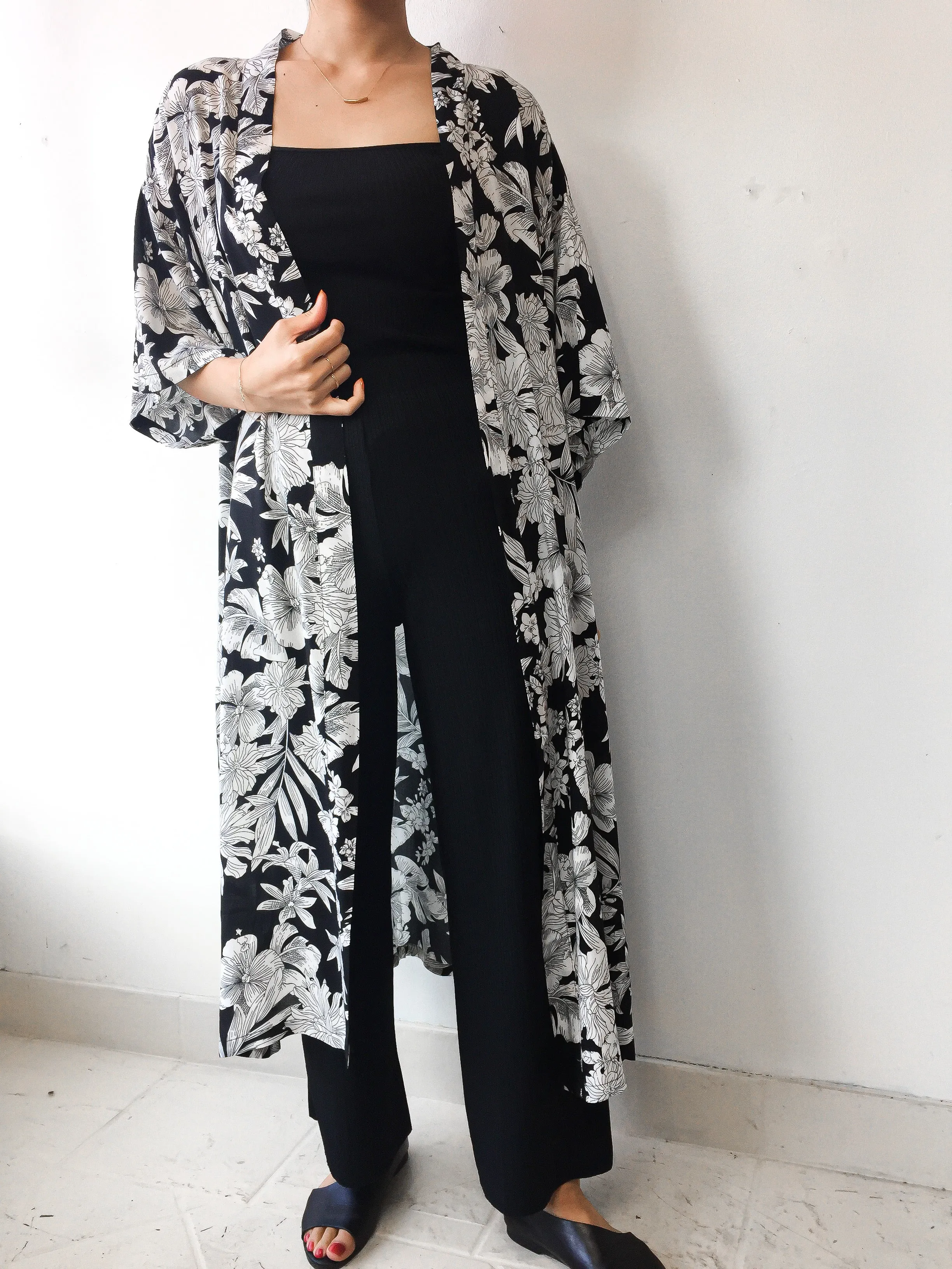 CA Kimono White Flowers - Black