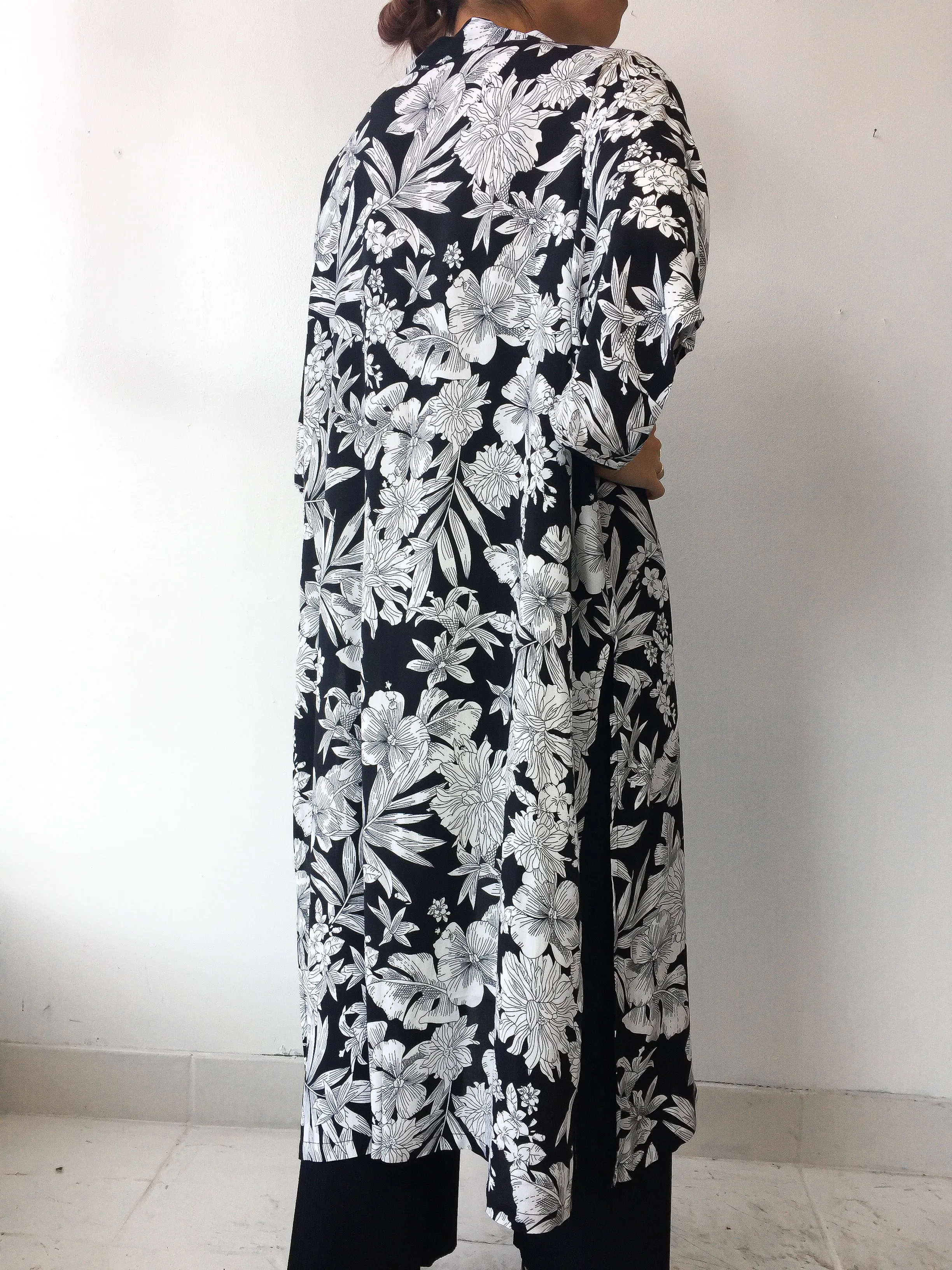 CA Kimono White Flowers - Black