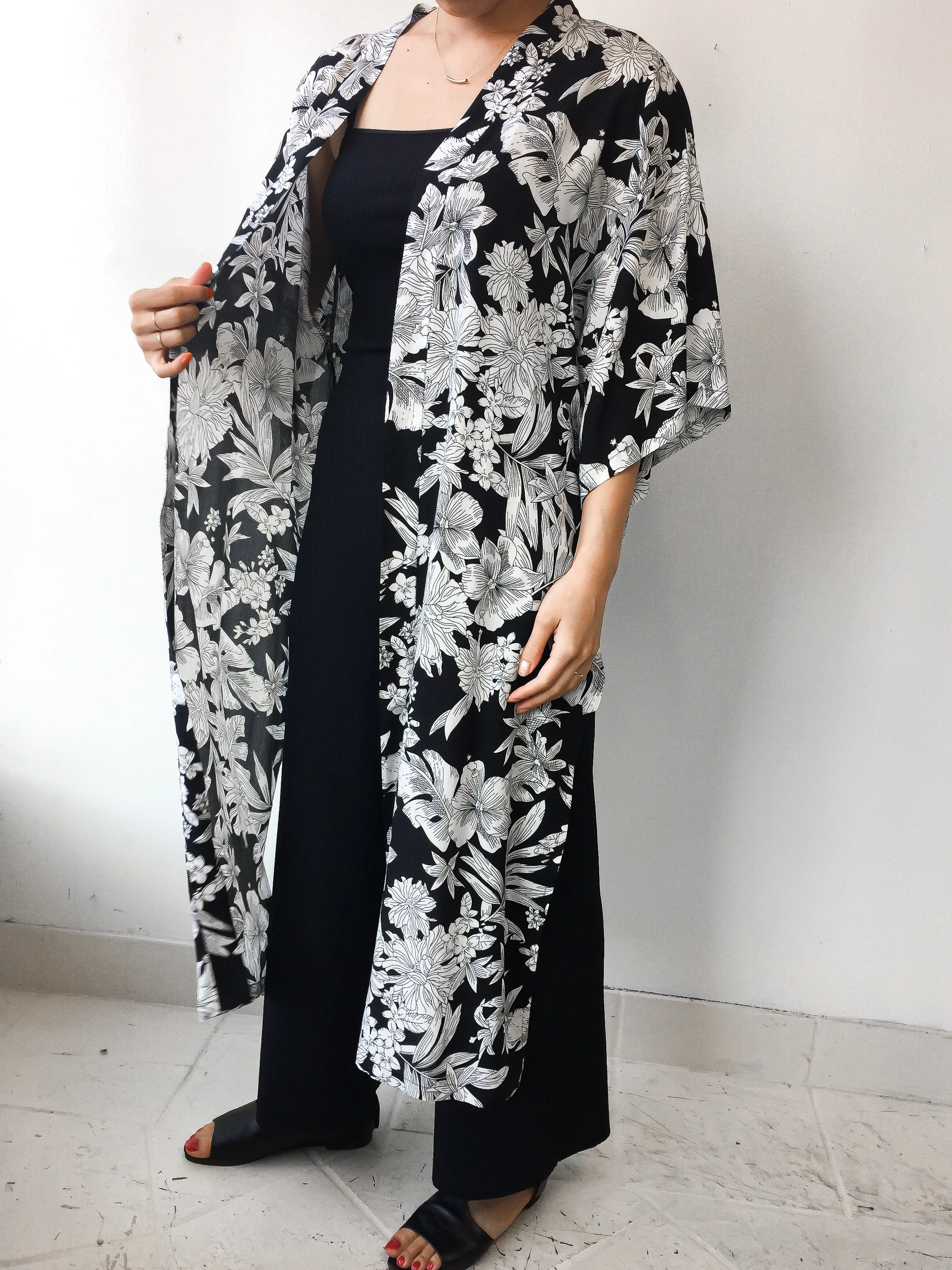 CA Kimono White Flowers - Black