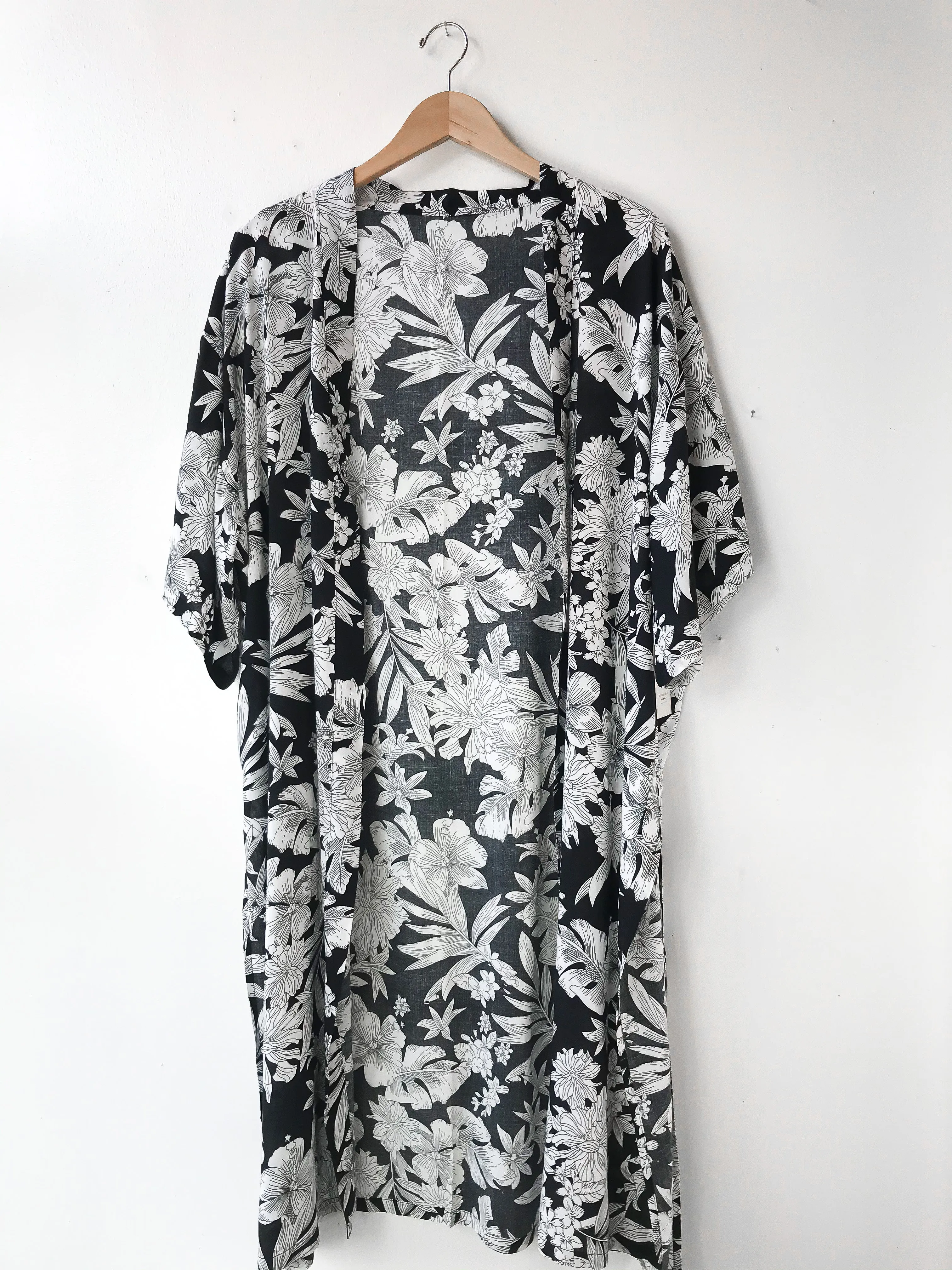 CA Kimono White Flowers - Black