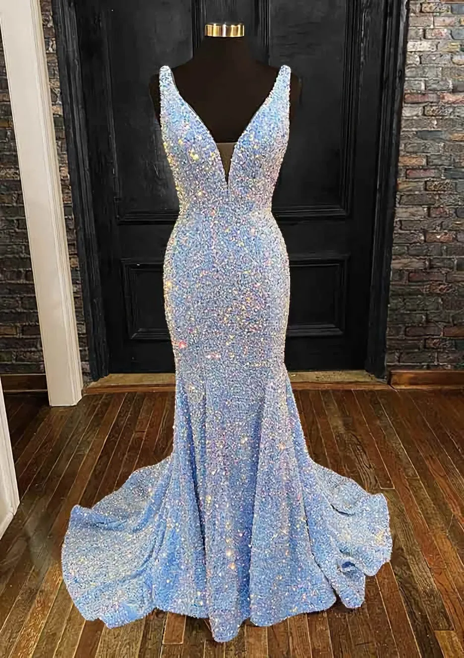 kamahe Sheath/Column Trumpet/Mermaid V Neck Sleeveless Velvet Sequins Sweep Train Prom Dress